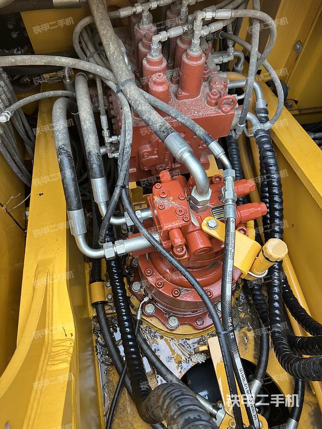 回转马达和主控阀（整机外观）