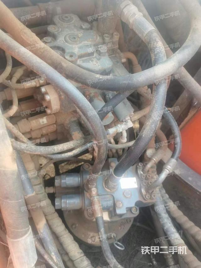 回转马达和主控阀（整机外观）