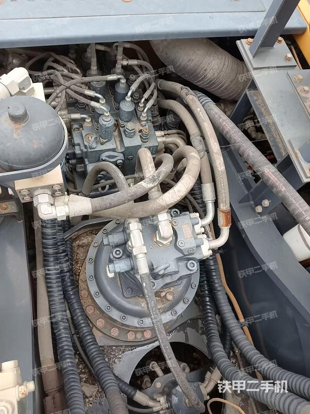 回转马达和主控阀（整机外观）