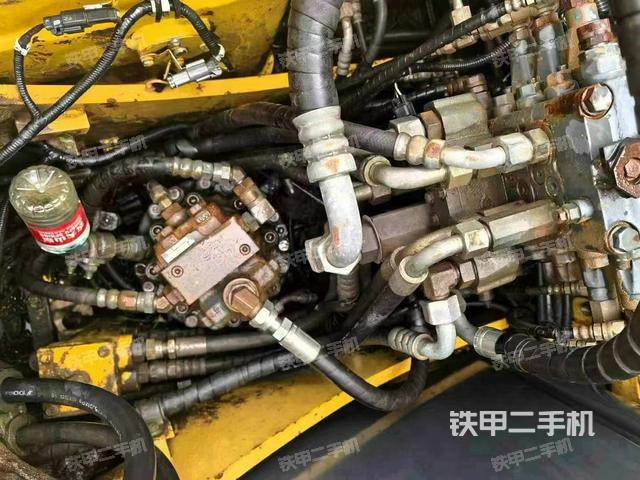 液压泵舱室正面整体（整机外观）