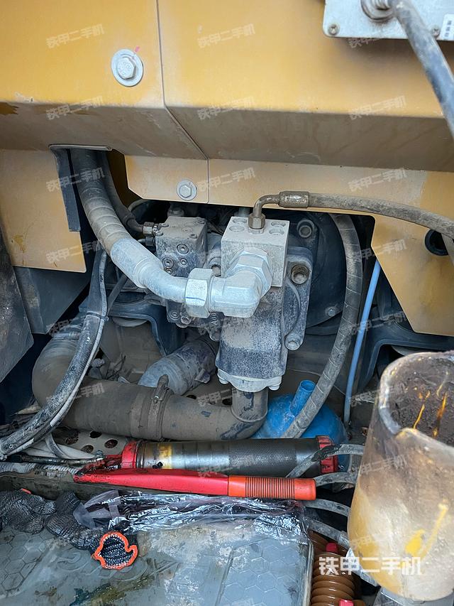 回转马达和主控阀（整机外观）