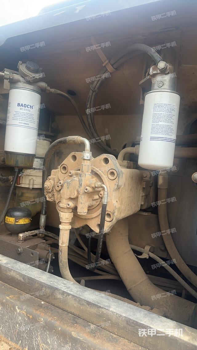 液压泵舱室正面整体（整机外观）