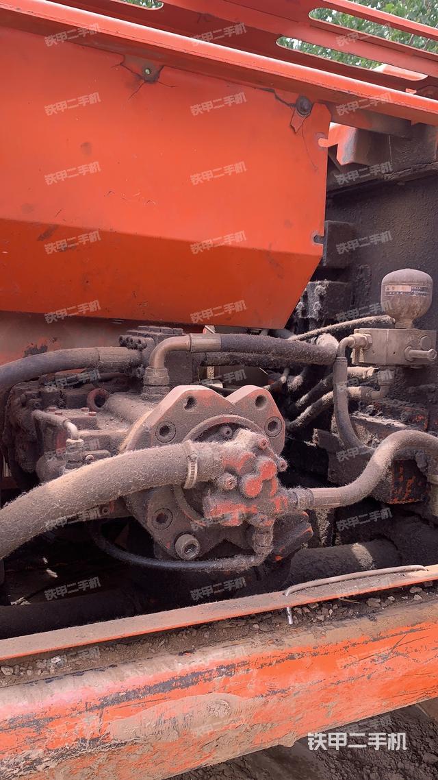 液压泵舱室正面整体（整机外观）