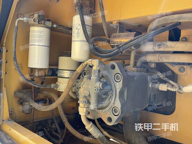 液压泵舱室正面整体（整机外观）