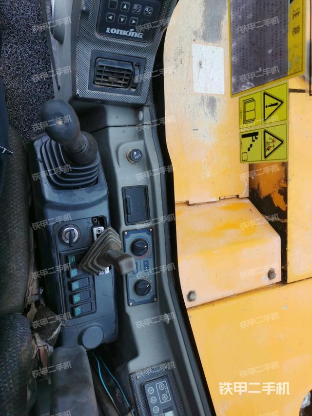 座椅右側(cè)控制臺(tái)/鑰匙門(mén)/油門(mén)/含右手柄（駕駛室部分）