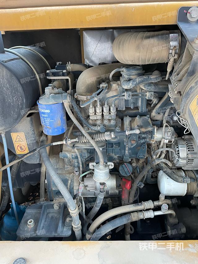 液压泵舱室正面整体（整机外观）