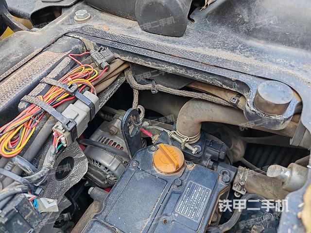 液压泵舱室正面整体（整机外观）