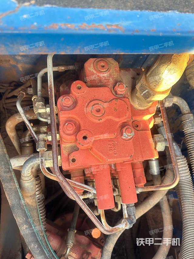 回转马达和主控阀（整机外观）