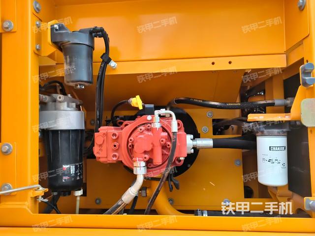 液压泵舱室正面整体（整机外观）