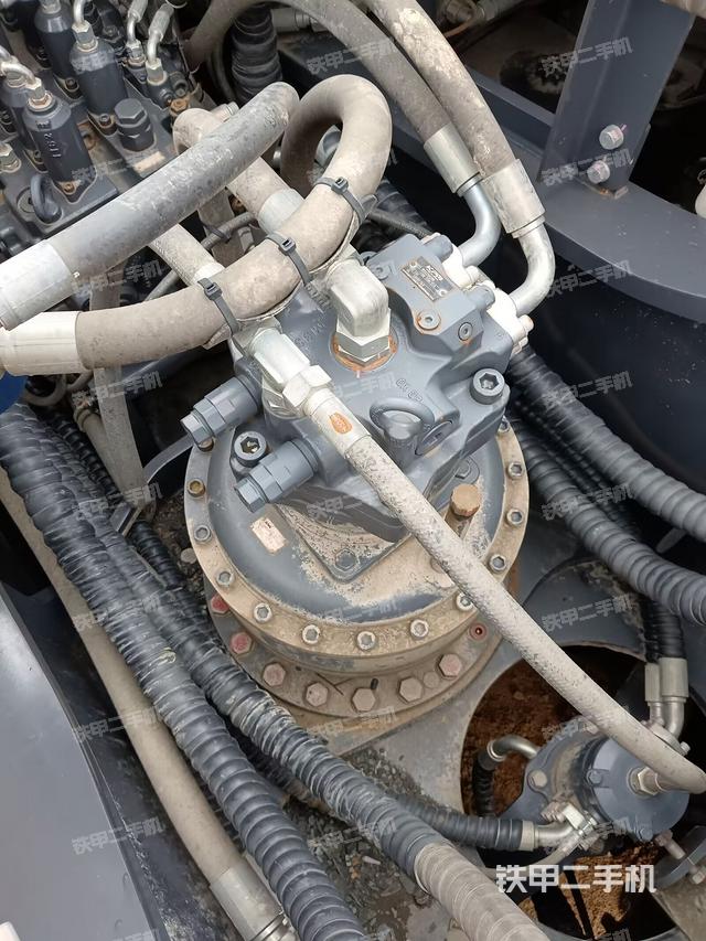 回转马达和主控阀（整机外观）