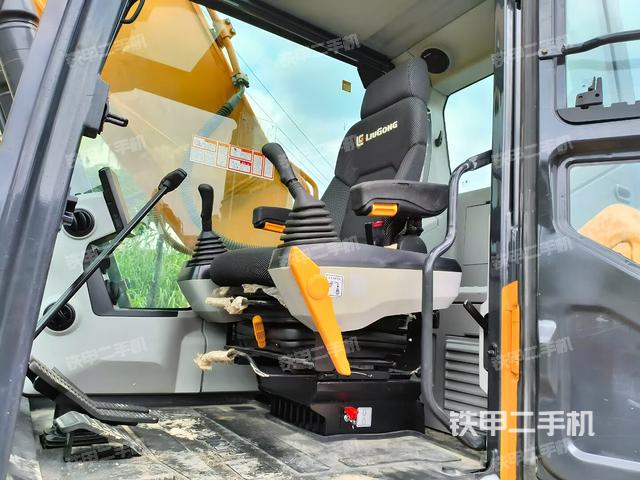 驾驶室整体（整机外观）