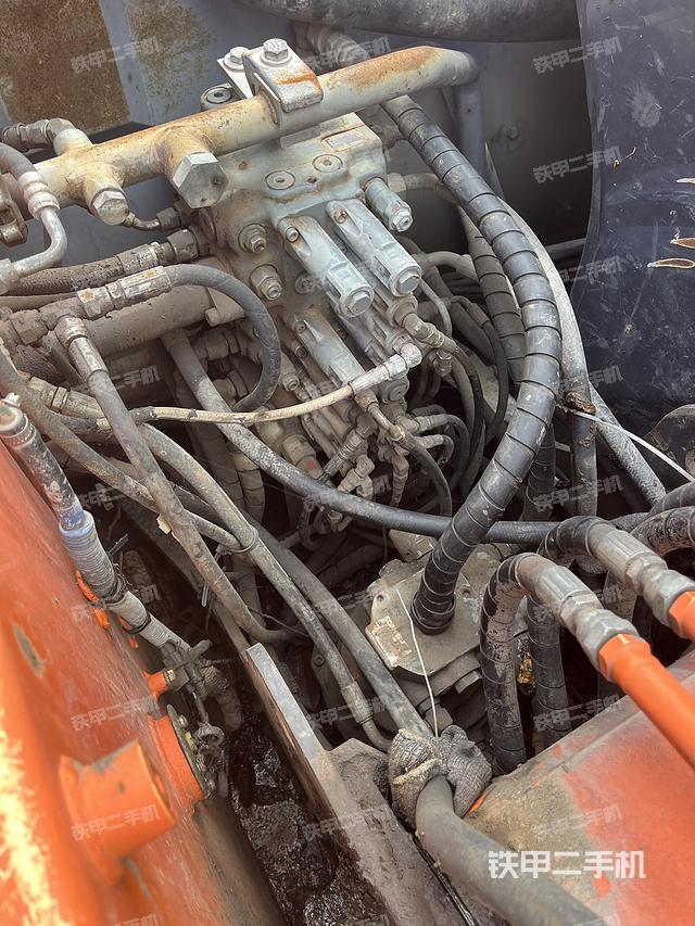 回转马达和主控阀（整机外观）