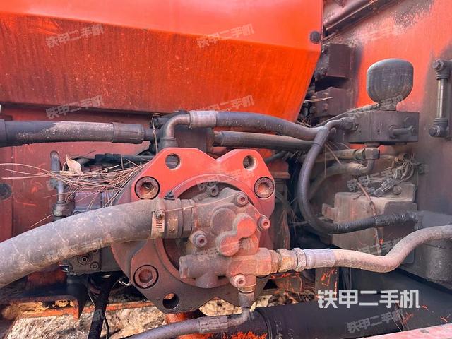 液压泵舱室正面整体（整机外观）