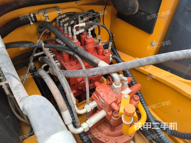 回转马达和主控阀（整机外观）