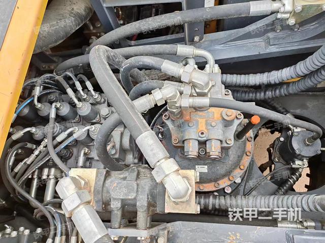 回转马达和主控阀（整机外观）