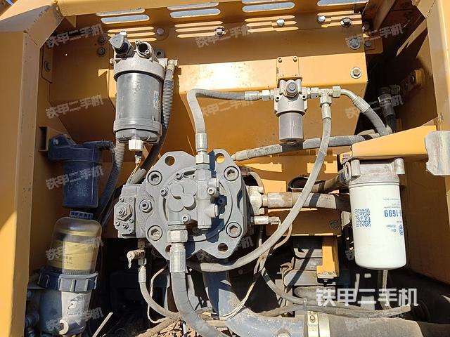 液压泵舱室正面整体（整机外观）