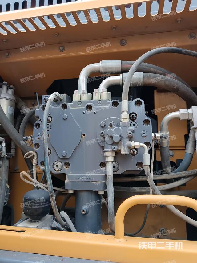 液压泵舱室正面整体（整机外观）