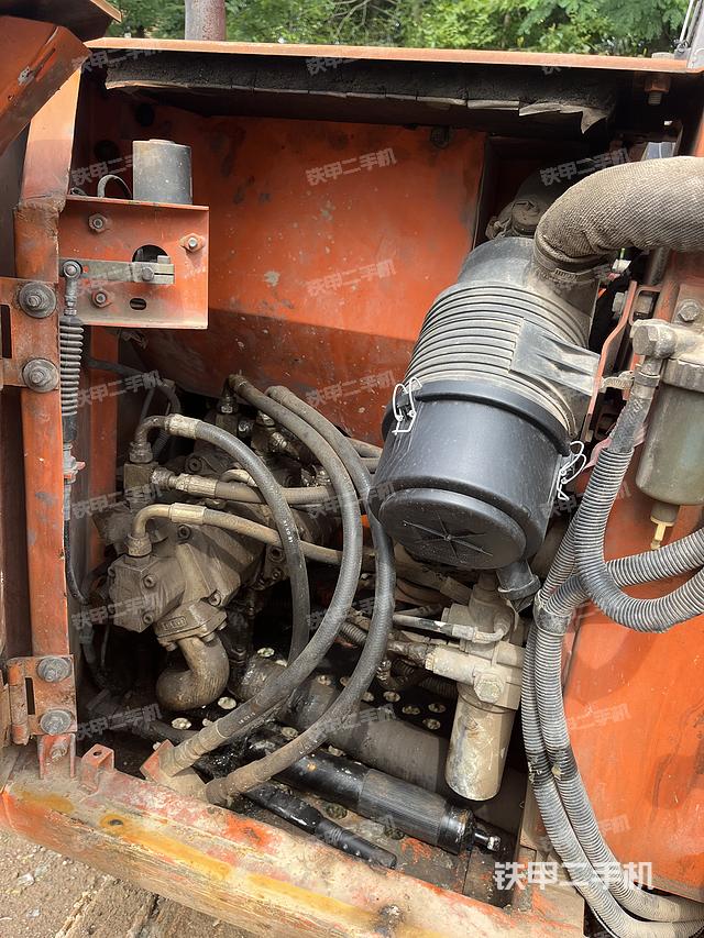 液压泵舱室正面整体（整机外观）