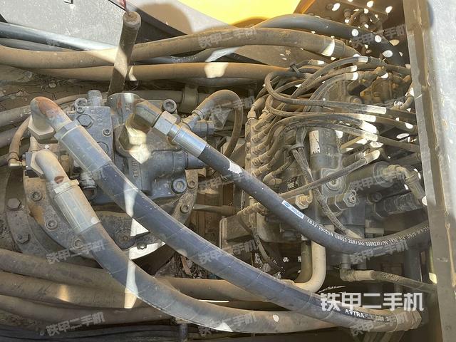 回转马达和主控阀（整机外观）