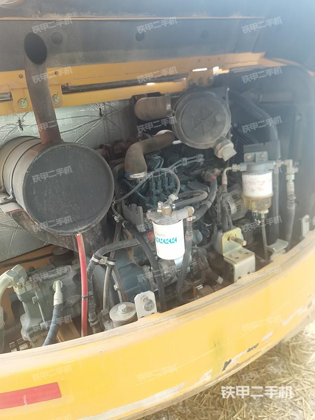 液压泵舱室正面整体（整机外观）