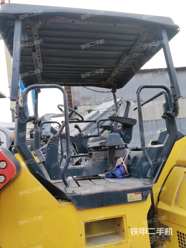 左側(cè)正面照（壓路機(jī)駕駛室）