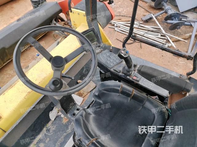 操作臺(tái)全景（壓路機(jī)駕駛室）