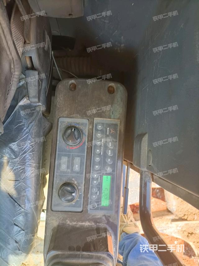 座椅左側(cè)控制臺(tái)/音響/含左手柄（駕駛室部分）