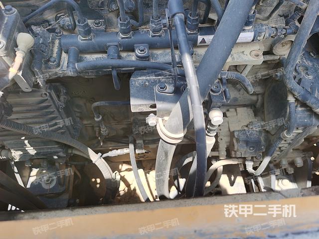 液压泵舱室正面整体（整机外观）