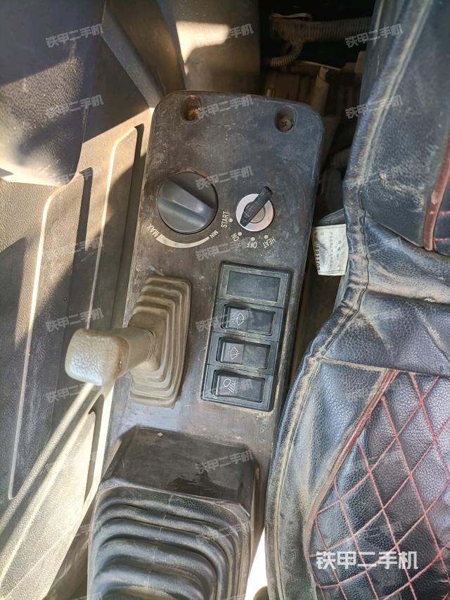 座椅右側(cè)控制臺(tái)/鑰匙門/油門/含右手柄（駕駛室部分）