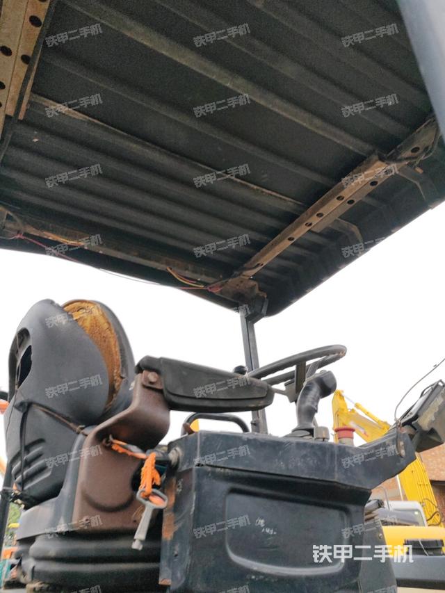 駕駛室側(cè)向上照全景（壓路機(jī)駕駛室）