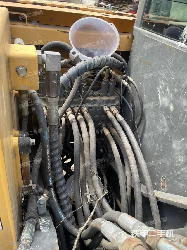 回转马达和主控阀（整机外观）