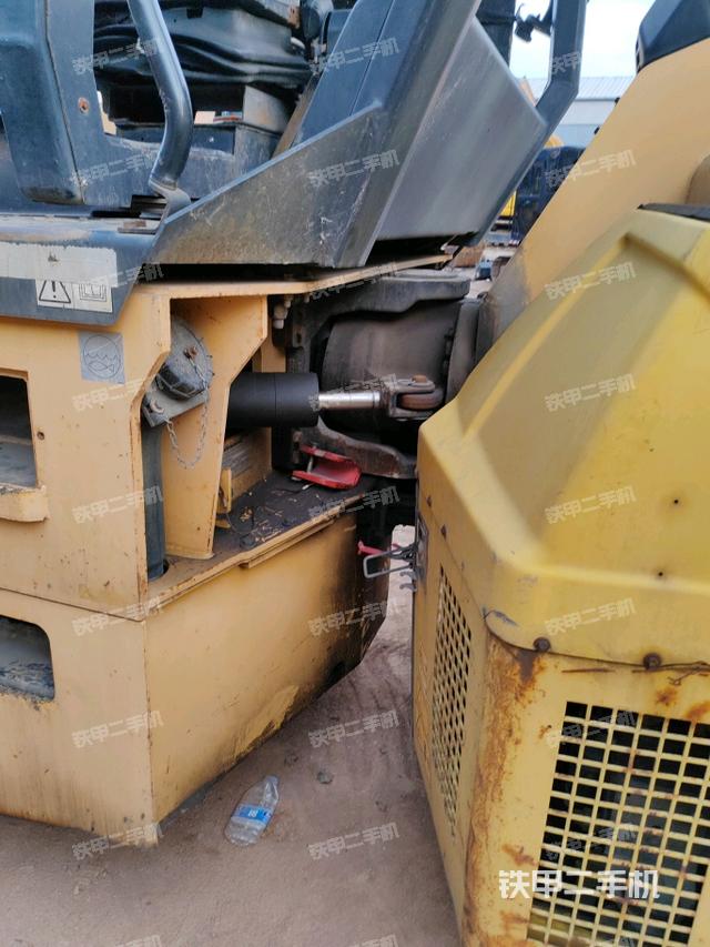 前輪左側減震塊連接及部件（壓路機前后車架）