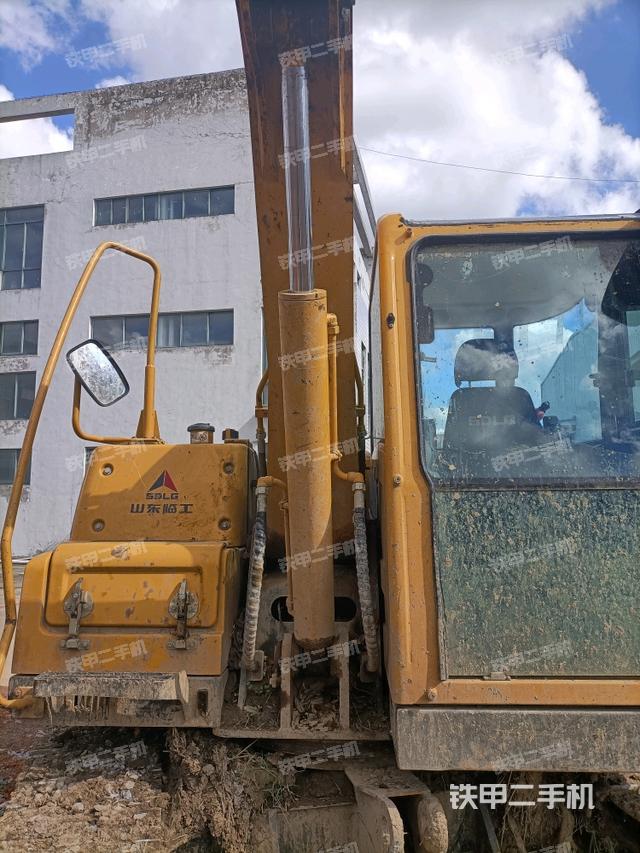 大臂根部?斜（工作和回轉(zhuǎn)裝置）