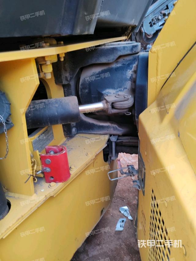 前輪右側(cè)減震塊連接及部件（壓路機(jī)前后車架）