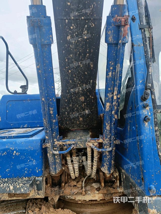 大臂油缸整体 竖拍（工作和回转装置）