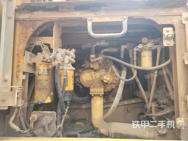 液压泵舱室正面整体（整机外观）