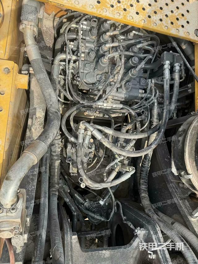 回转马达和主控阀（整机外观）