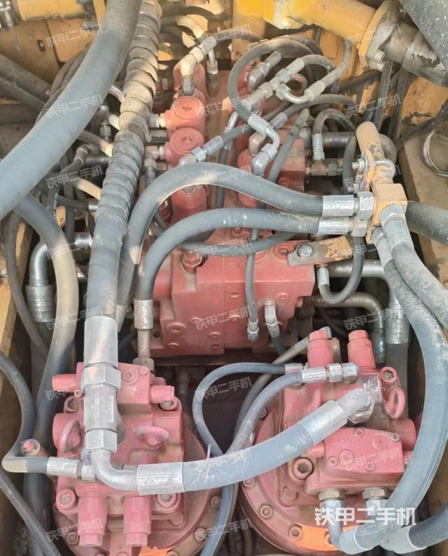 回转马达和主控阀（整机外观）