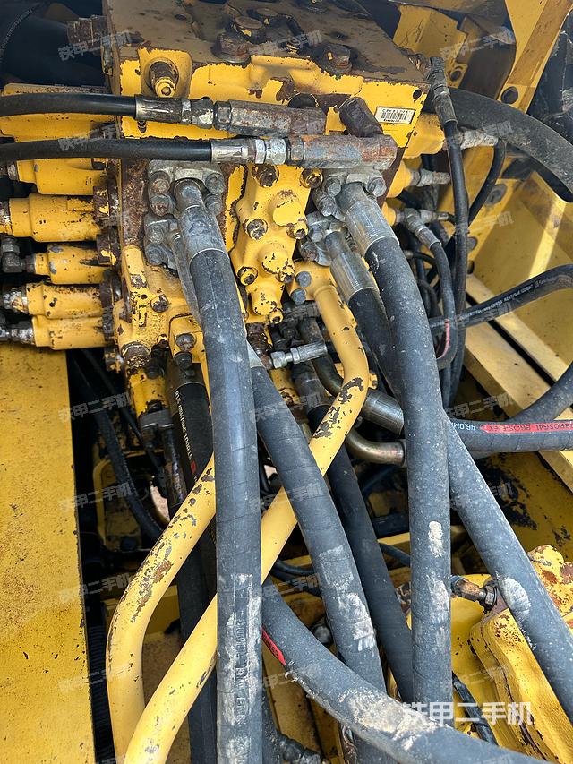 回转马达和主控阀（整机外观）