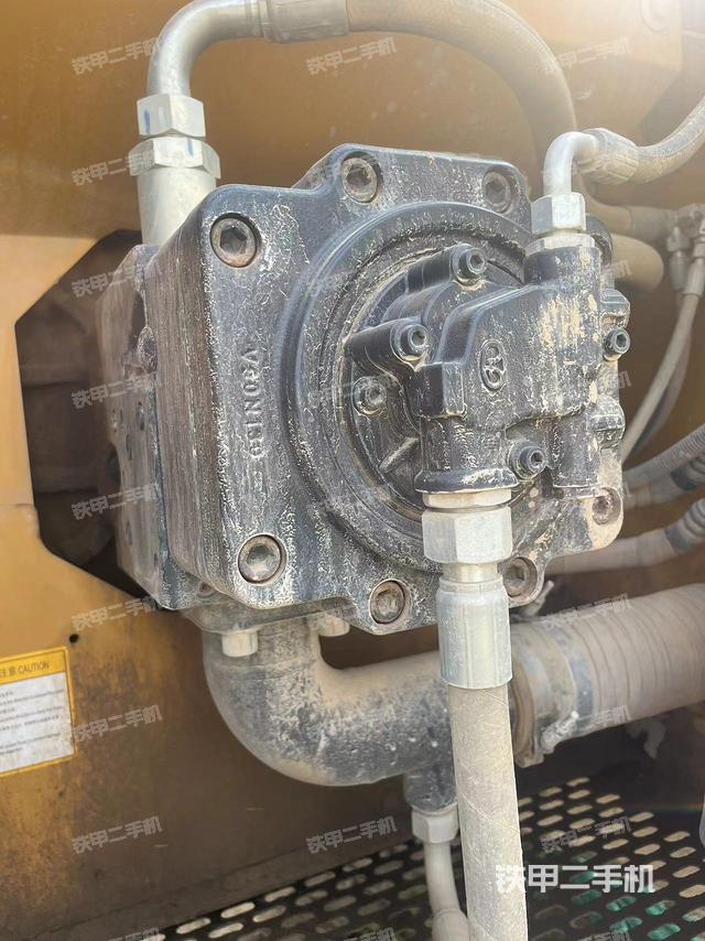 液压泵舱室正面整体（整机外观）