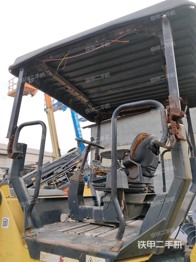 左側(cè)正面照（壓路機(jī)駕駛室）