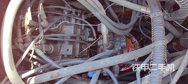 回轉(zhuǎn)馬達(dá)和主控閥（整機(jī)外觀）