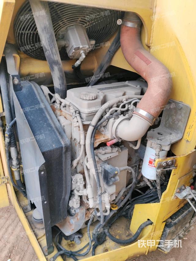 發(fā)動機左側全景（壓路機發(fā)動機艙）