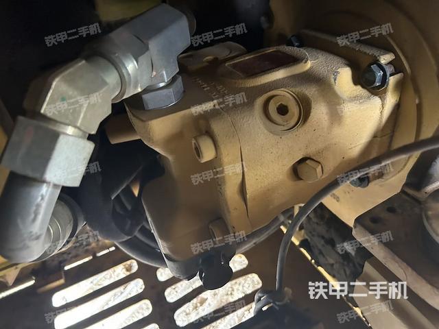 液压泵舱室正面整体（整机外观）