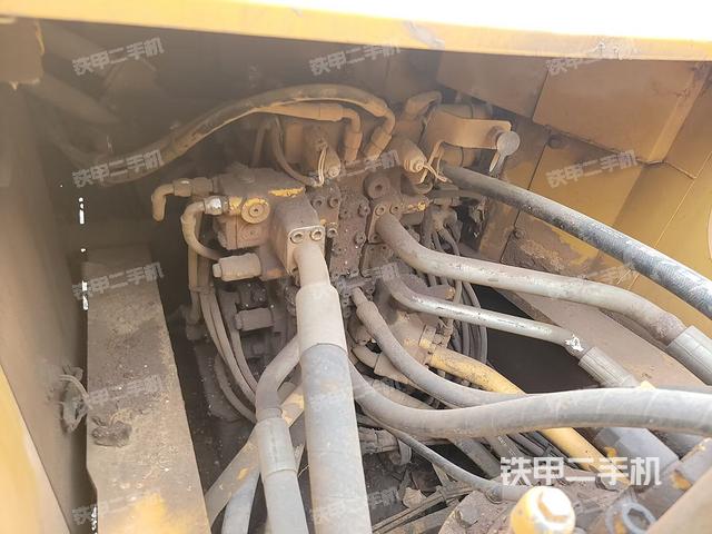 回转马达和主控阀（整机外观）