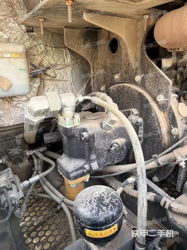 液压泵舱室正面整体（整机外观）