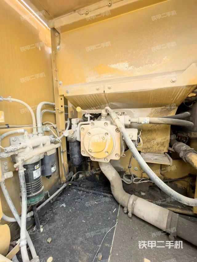 液压泵舱室正面整体（整机外观）