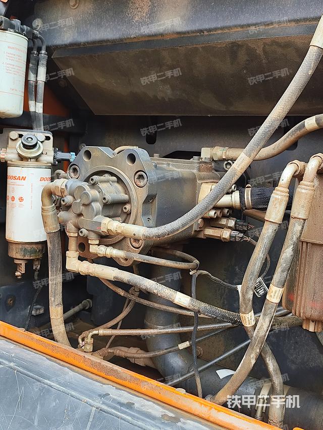 液压泵舱室正面整体（整机外观）