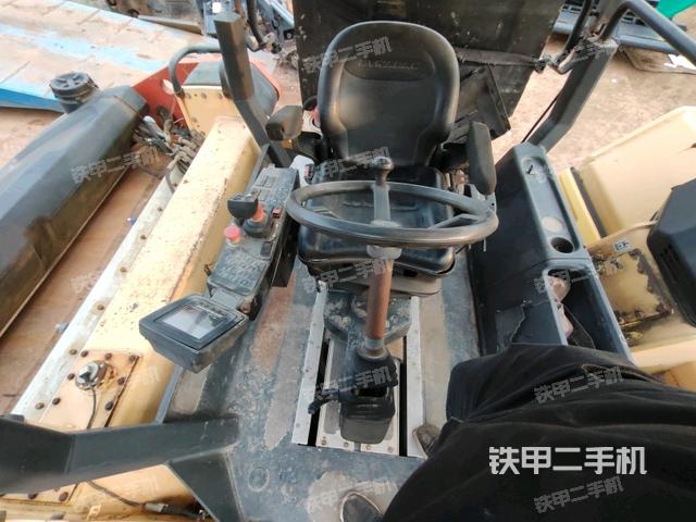 操作臺全景（壓路機駕駛室）