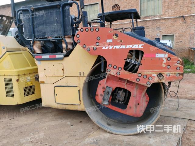 正左側（壓路機整機外觀）